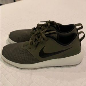 Nike Roche spike less golf shoe